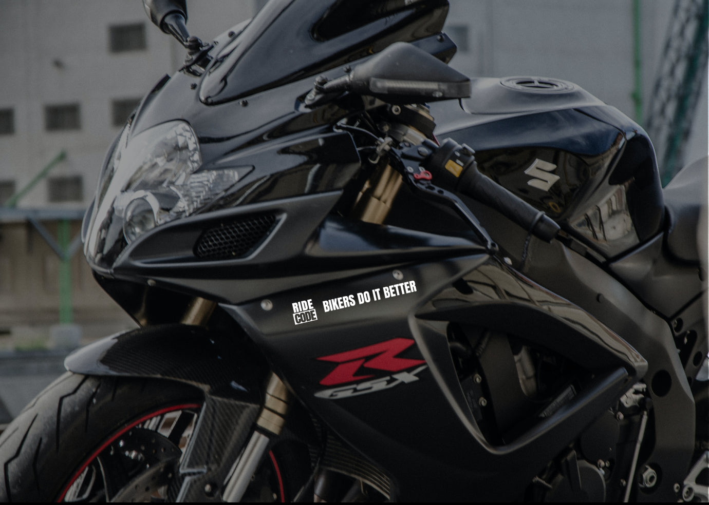 Aufkleber „RIDE CODE – Bikers do it better“ mit Slogan