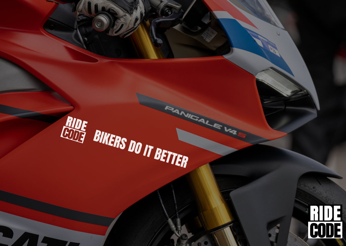 Aufkleber „RIDE CODE – Bikers do it better“ mit Slogan